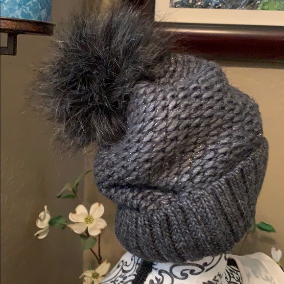 Village House Accessories - Gray Single Pom Insulated Beanie